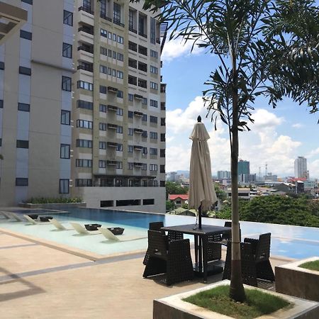 The Persimmon Studios Near Ayala And Sm City Cebu Exterior photo