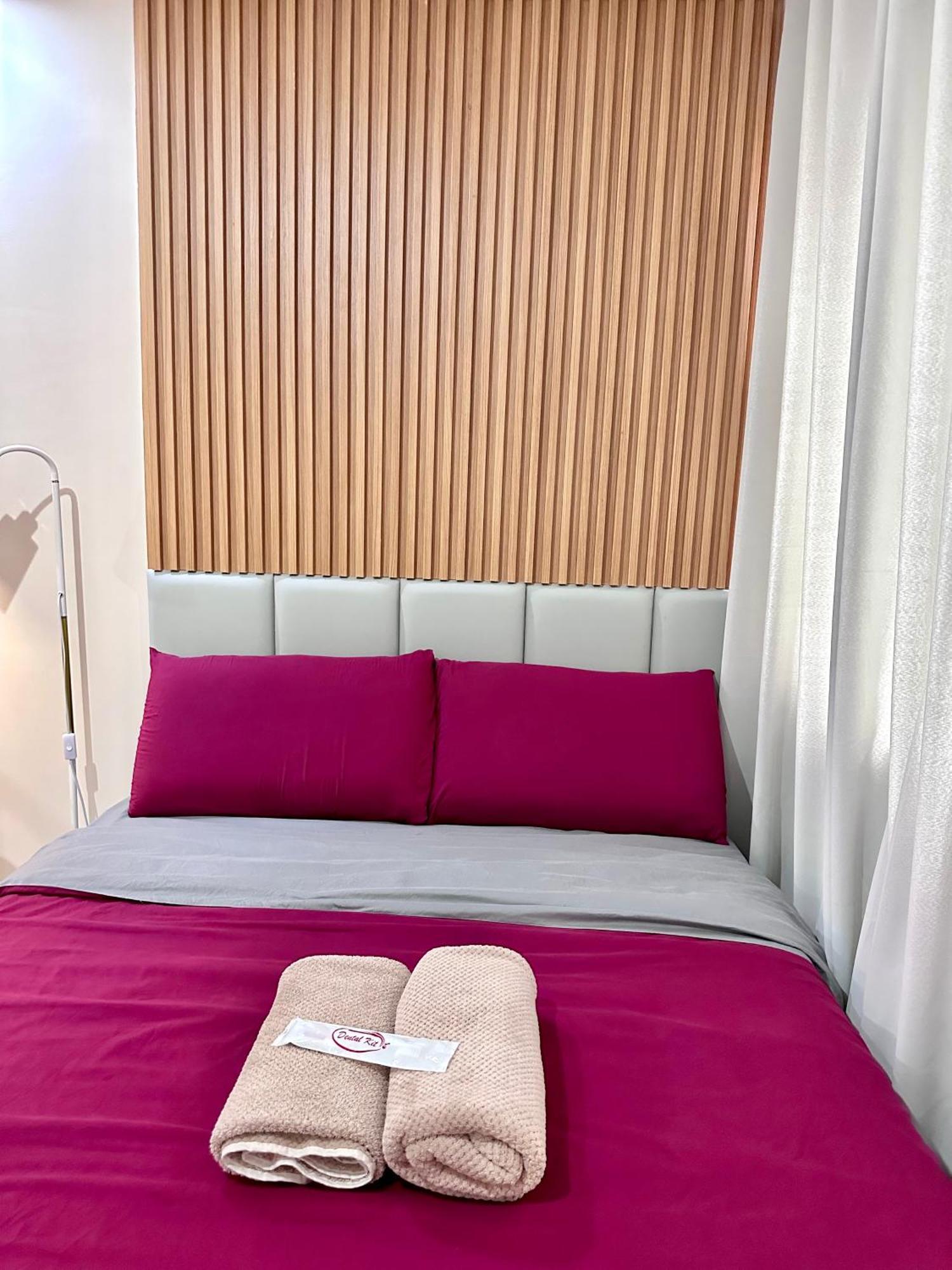 The Persimmon Studios Near Ayala And Sm City Cebu Room photo