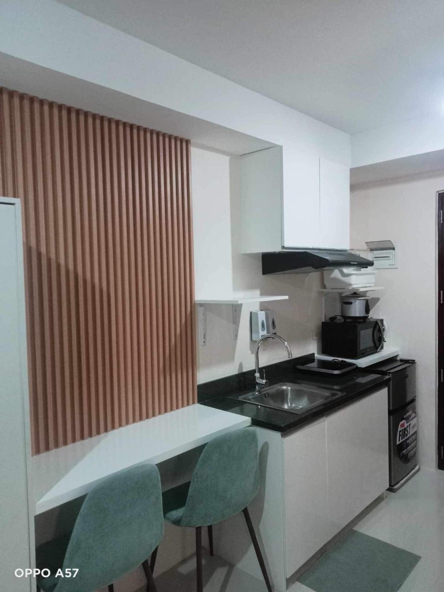 The Persimmon Studios Near Ayala And Sm City Cebu Room photo