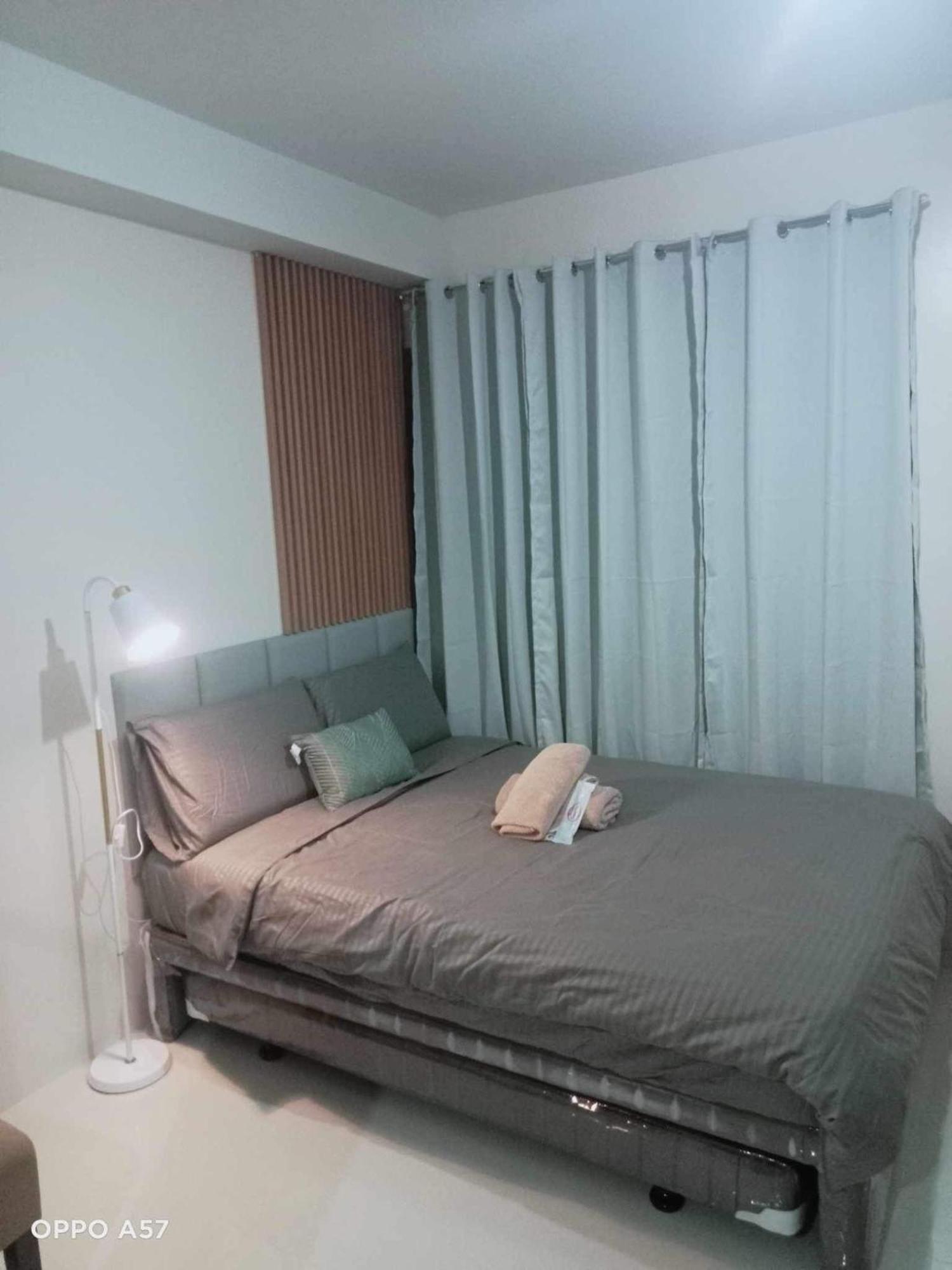The Persimmon Studios Near Ayala And Sm City Cebu Room photo