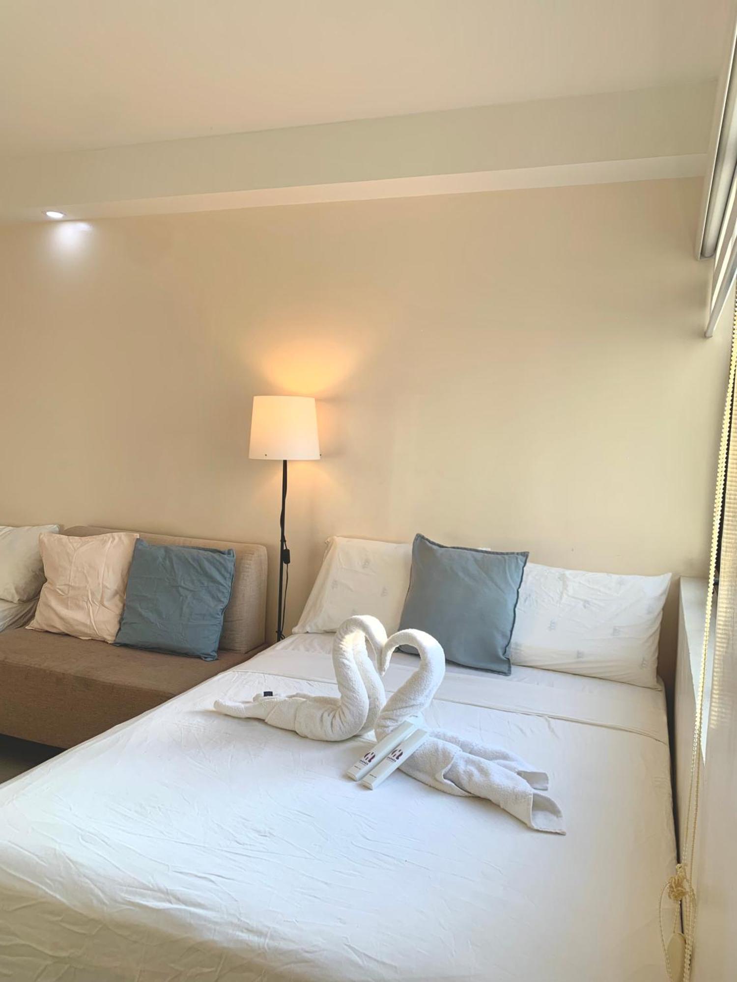 The Persimmon Studios Near Ayala And Sm City Cebu Room photo