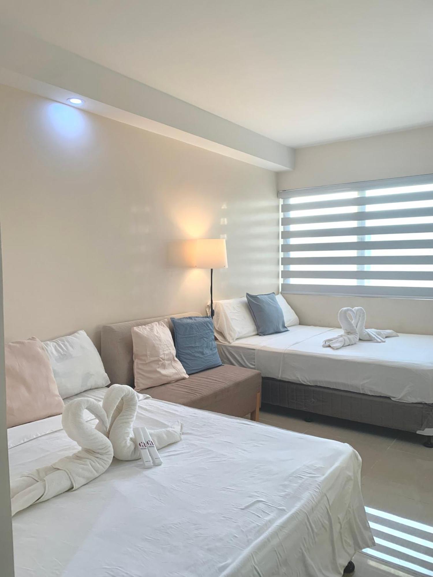 The Persimmon Studios Near Ayala And Sm City Cebu Room photo