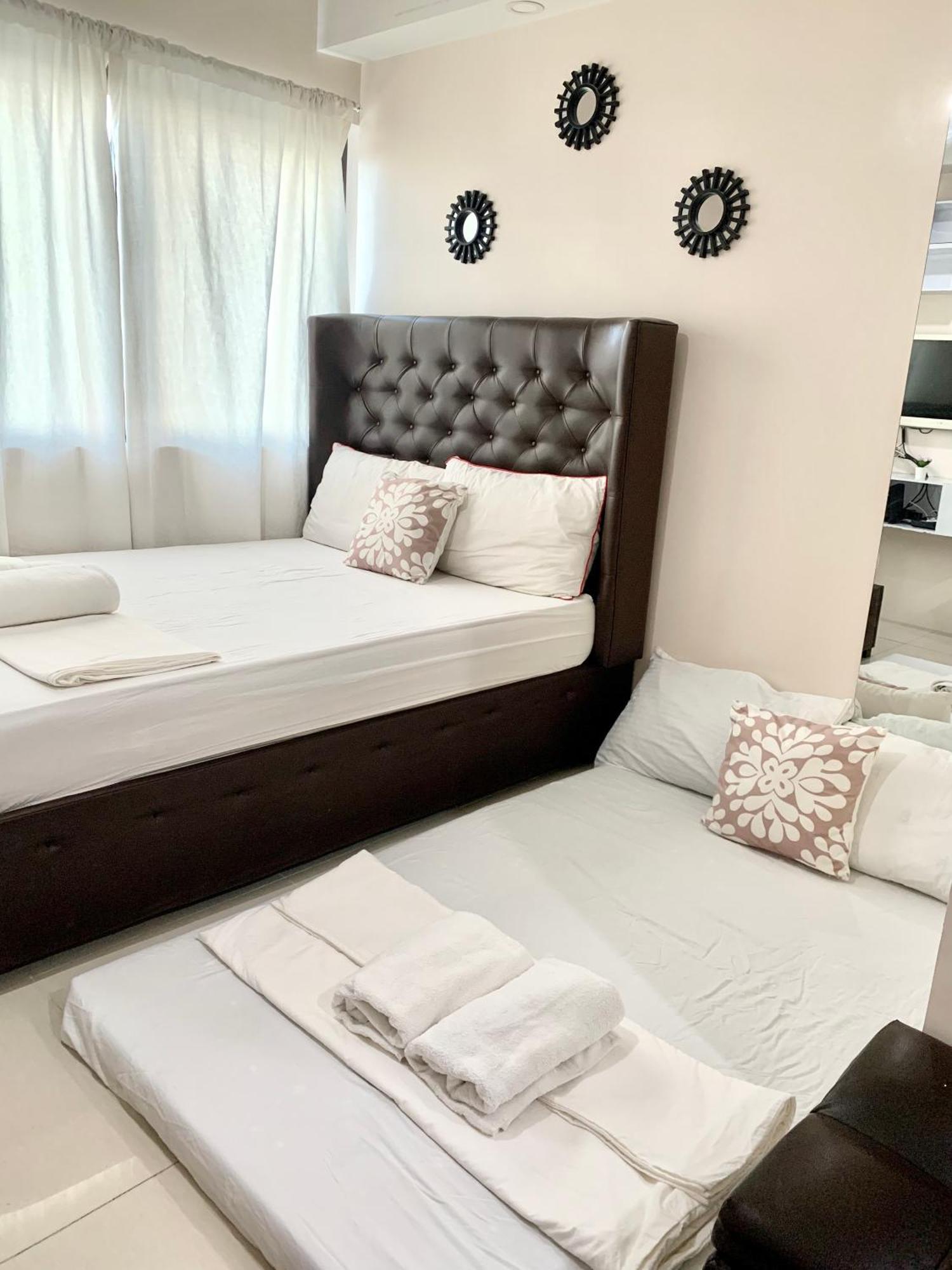 The Persimmon Studios Near Ayala And Sm City Cebu Room photo