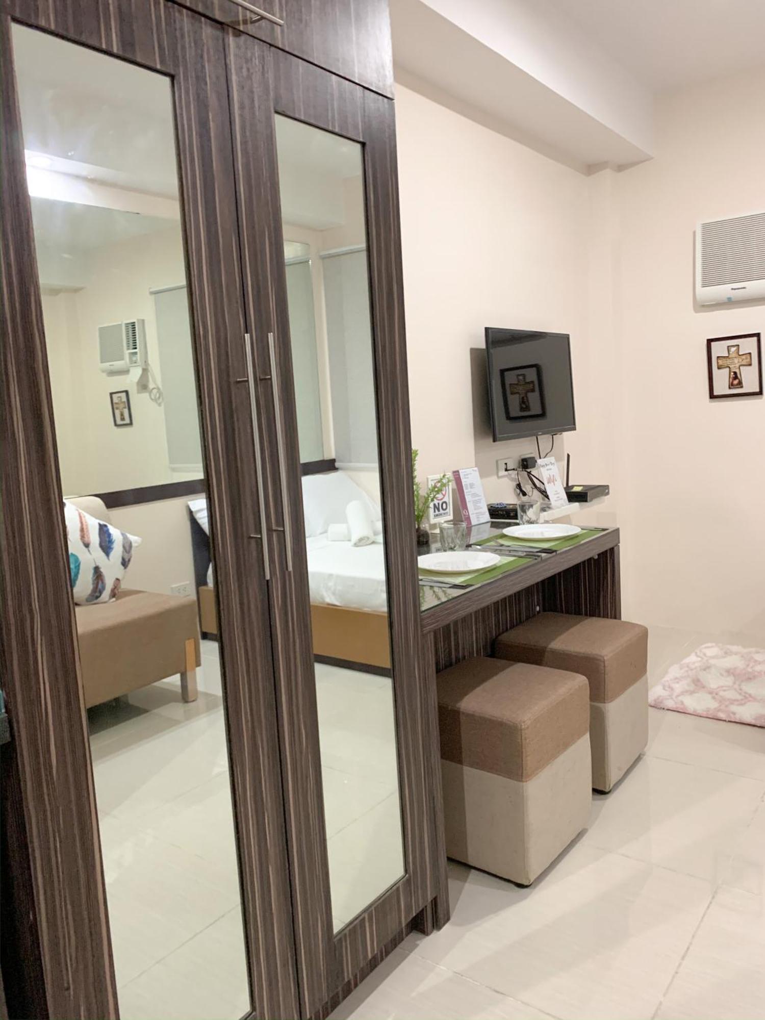 The Persimmon Studios Near Ayala And Sm City Cebu Room photo