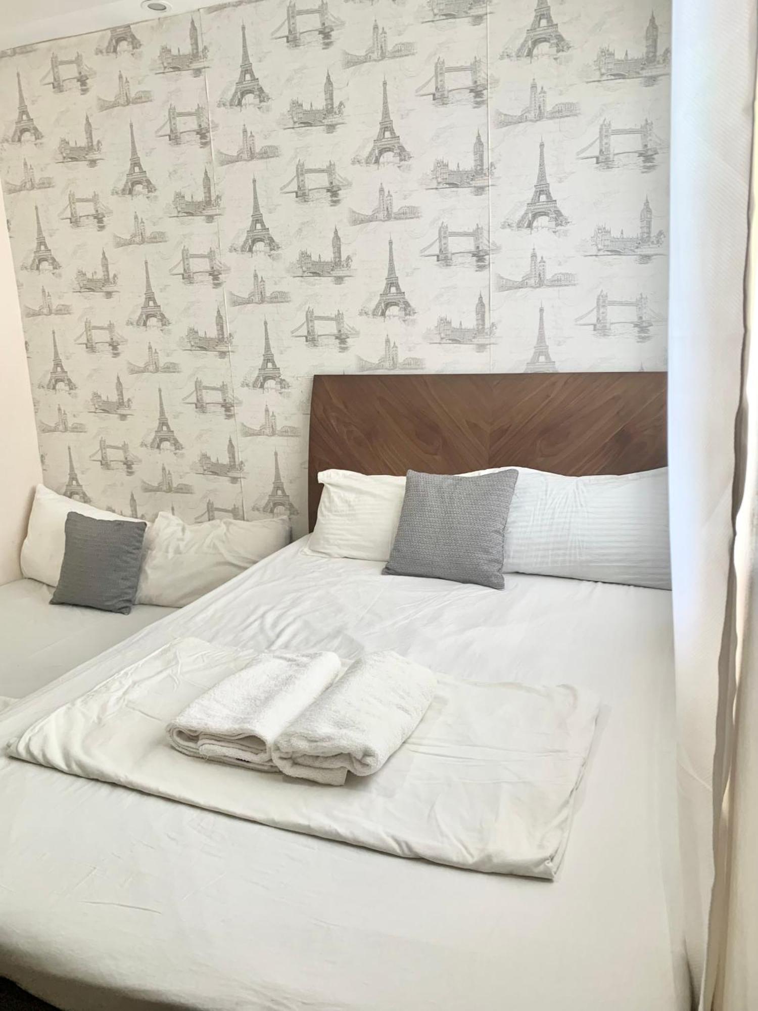 The Persimmon Studios Near Ayala And Sm City Cebu Room photo
