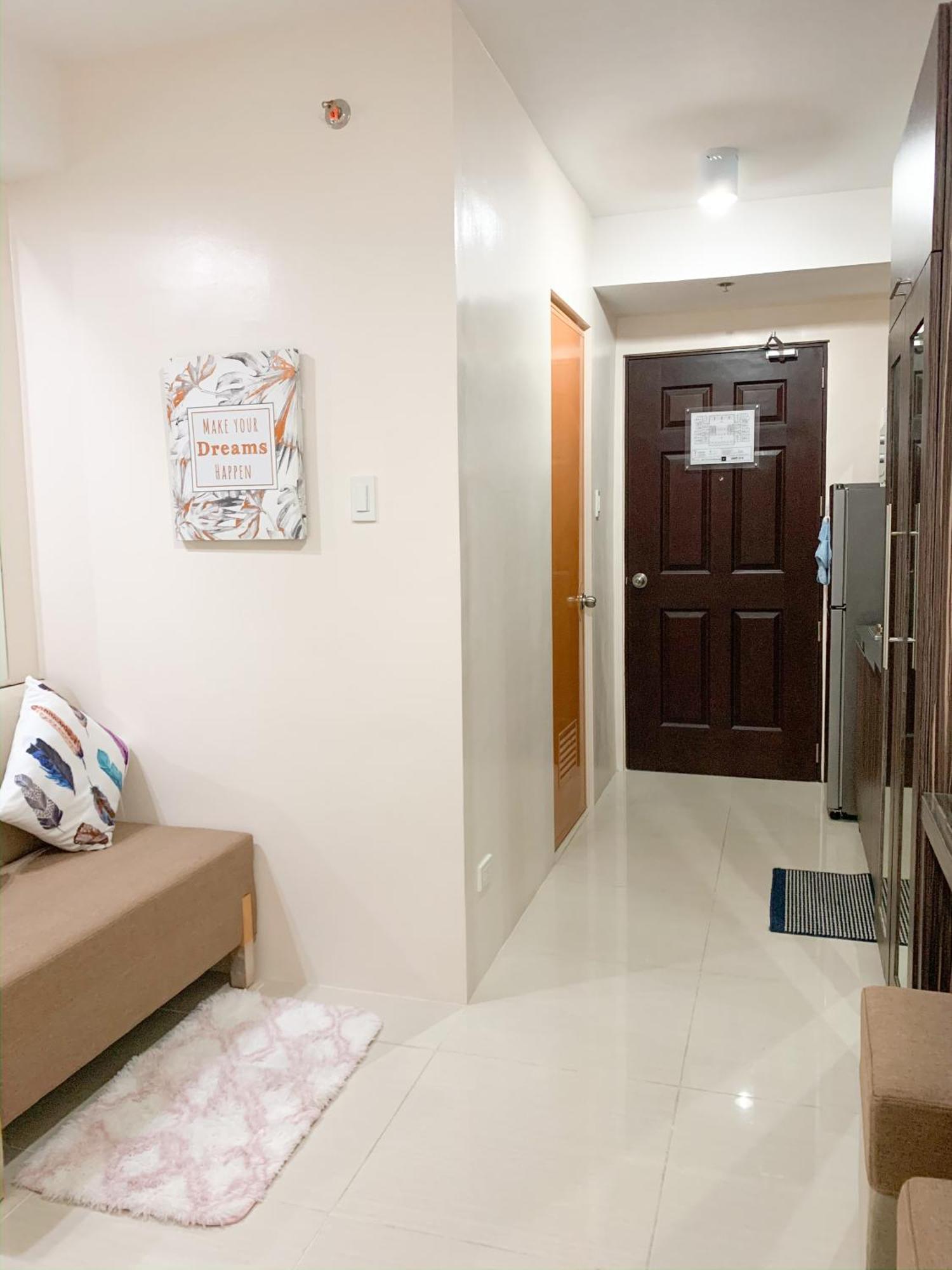 The Persimmon Studios Near Ayala And Sm City Cebu Room photo