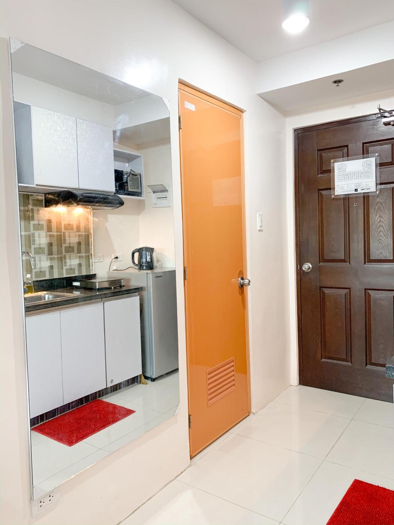 The Persimmon Studios Near Ayala And Sm City Cebu Room photo